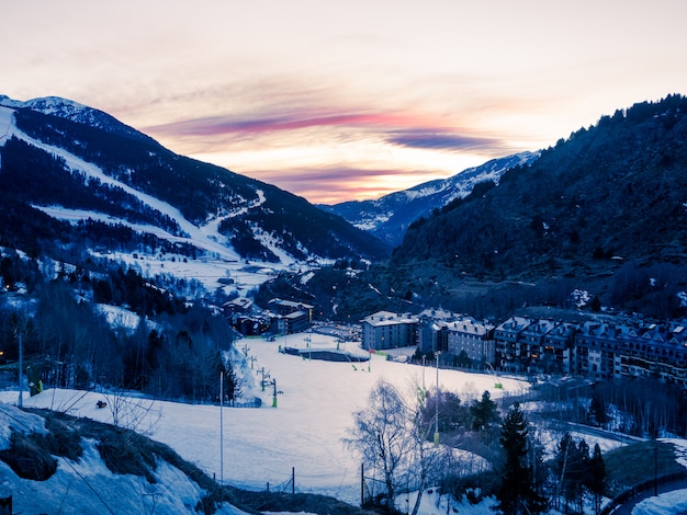 Coucher de soleil enneigé dans les montagnes d'Andorre avec des pistes de ski. Concept d'hiver