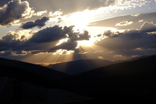 Coucher de soleil entre les nuages avec le contraste d'un halo de lumière