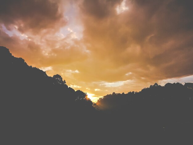 Coucher de soleil épique dans les montagnes bleues de Thaïlande