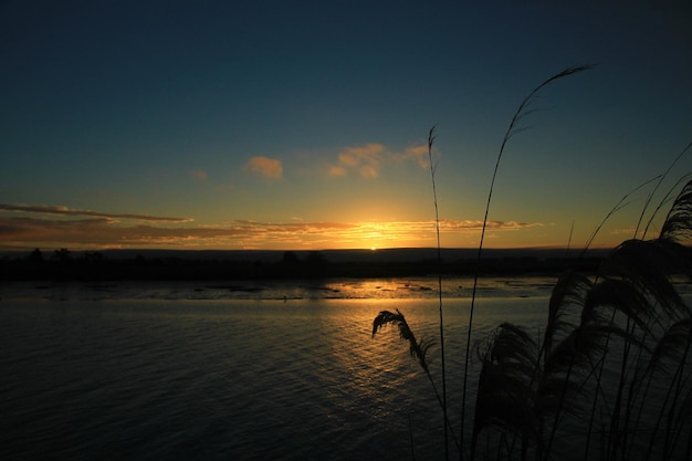 Photo le coucher de soleil à l'estuaire de la passerelle invercargill en nouvelle-zélande