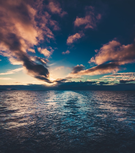 Coucher de soleil d'été en Antarctique. Beau fond d'hiver