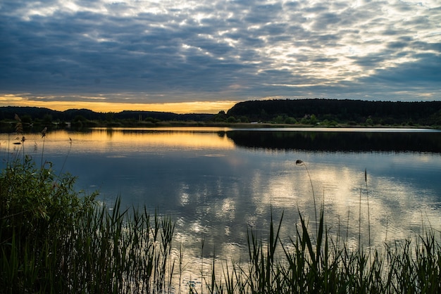 Coucher de soleil d'été coloré sur le lac