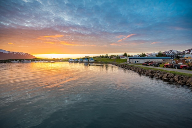 Coucher de soleil d'été sur la côte du village sur l'île de Hrisey en Islande