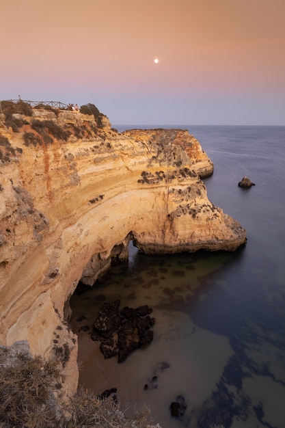 Coucher de soleil d'été sur la côte portugaise.