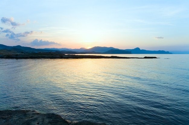 Coucher de soleil d'été et réflexion du soleil à la surface de la mer