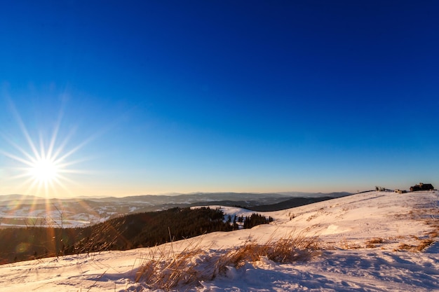 Coucher de soleil et étoiles au crépuscule dans la chaîne de montagnes des Carpates