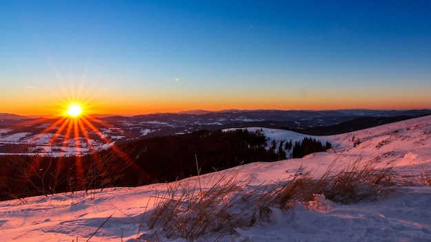 Coucher de soleil et étoiles au crépuscule dans la chaîne de montagnes des Carpates