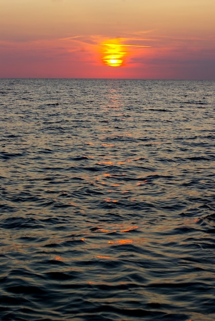 Coucher de soleil fantastique sur la mer