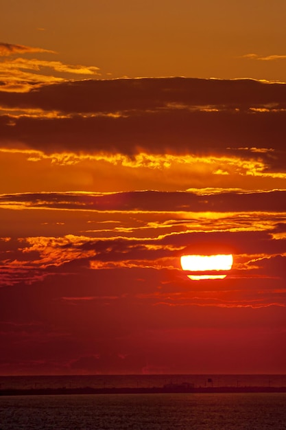 Coucher de soleil fantastique sur la plage de Cortadura à Cadix Espagne