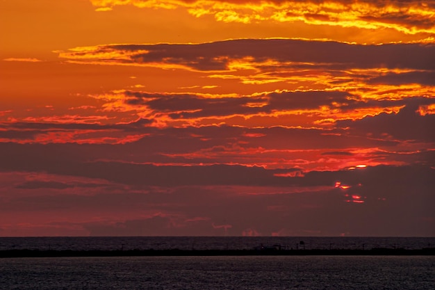 Coucher de soleil fantastique sur la plage de Cortadura à Cadix Espagne