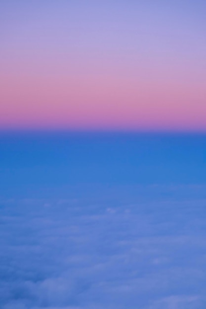 Coucher de soleil flou dans l'avion Résumé fond saturé lumineux