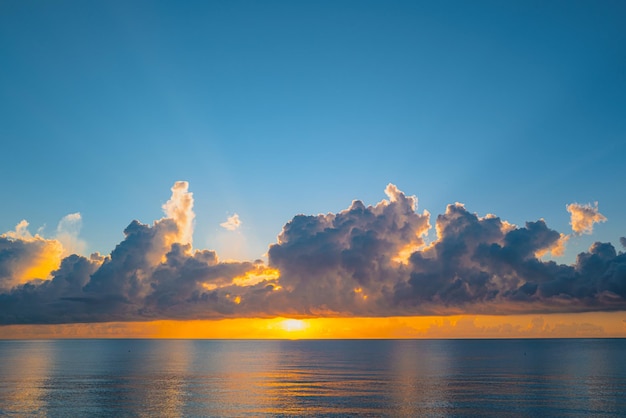 Coucher de soleil sur fond de mer fond d'écran nature avec été mer eau mer texture calme lever de soleil sur tropical