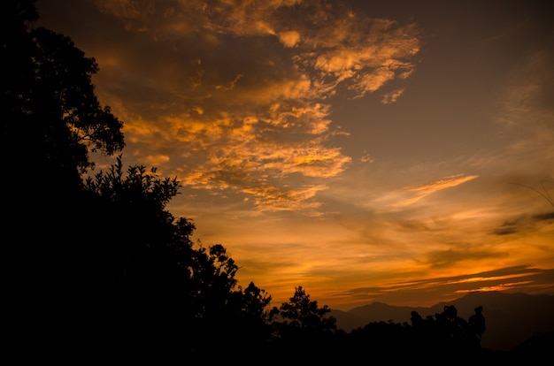 Coucher de soleil sur fond de montagne