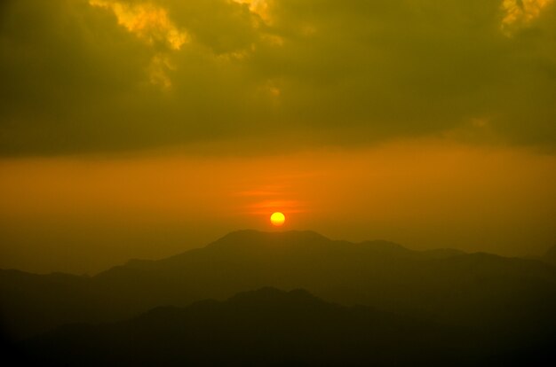 Coucher De Soleil Sur Fond De Montagne