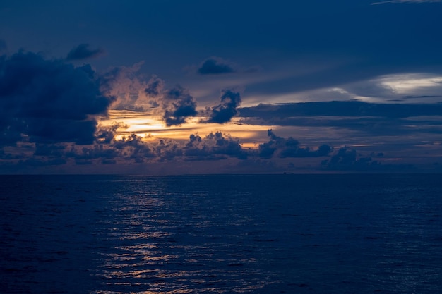 coucher de soleil avec fond de nuages heure d'été beau ciel