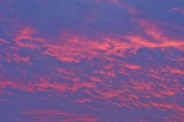 coucher de soleil avec fond de nuages, heure d&#39;été, beau ciel