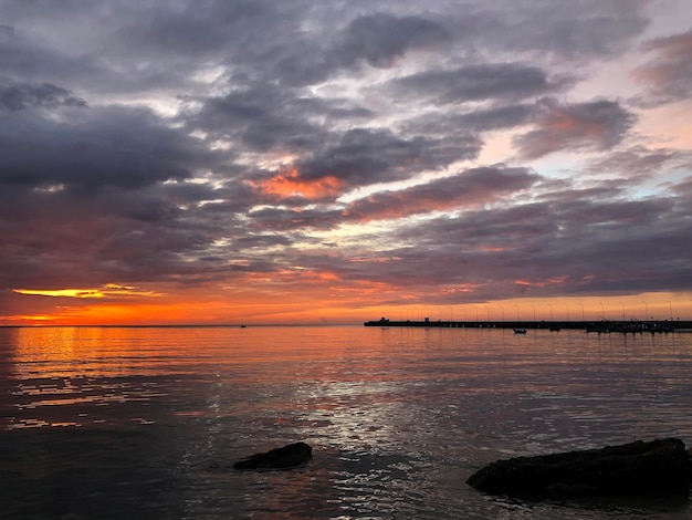 Coucher de soleil sur fond de vue sur la plage