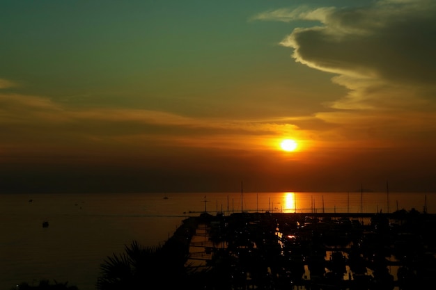 Coucher de soleil avec de grands clounds au port de plaisance. Discret. Concept nature et transport.