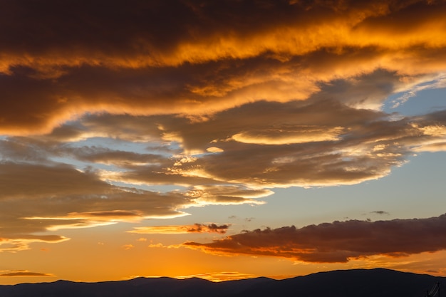 Coucher de soleil avec de gros nuages sombres, beau paysage