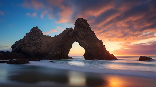 un coucher de soleil sur une grotte de mer