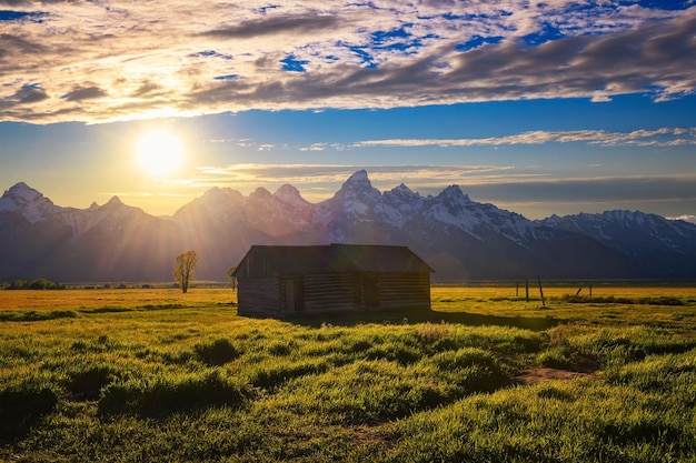 Coucher de soleil sur un hangar historique à mormon row dans le parc national de grand teton wyoming