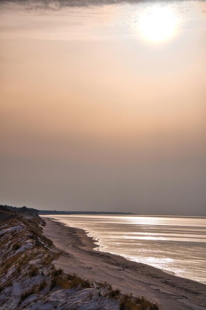 Coucher de soleil sur la haute dune sur le ciel de la mer Baltique de Darss Beach et le point de vue sur la mer