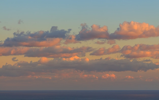 Coucher de soleil avec de hauts nuages colorés