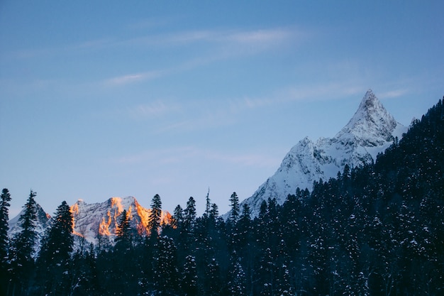 coucher de soleil en hiver dans les montagnes. Dombai