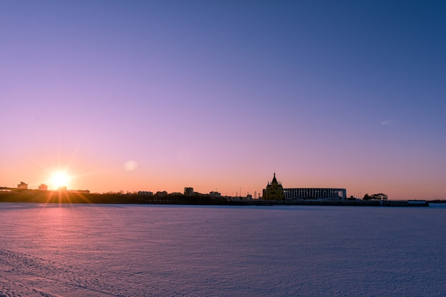 Coucher de soleil d'hiver sur le front de mer de la ville