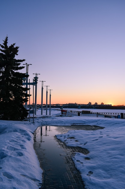 Coucher de soleil d'hiver sur le front de mer de la ville