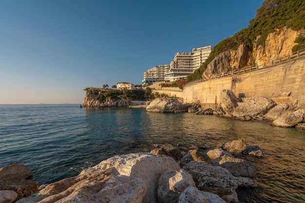 Coucher de soleil sur un hôtel à vlore en albanie collines et montagnes mer adriatique