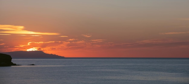 Coucher de soleil sur l'île grecque des Cyclades Grèce Soleil s'endort derrière la mer Égée bleu Hill Banner