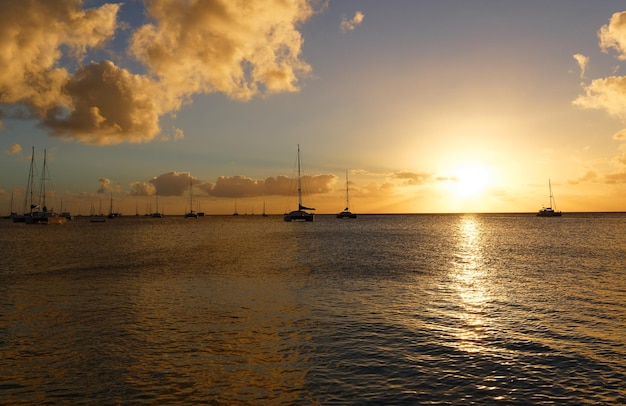 Le coucher de soleil sur l'île de la Martinique Antilles françaises