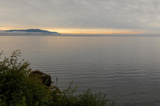 Coucher de soleil sur le lac Baïkal Paysage d'été du soir