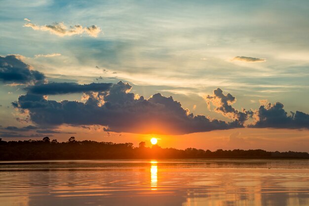 Coucher de soleil sur le lac beau coucher de soleil derrière les nuages au-dessus du fond de paysage lacustre.