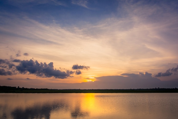 Coucher de soleil sur le lac beau coucher de soleil derrière les nuages ​​au-dessus du paysage de lac