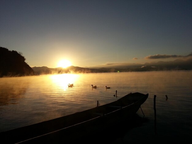 Le coucher de soleil sur le lac calme