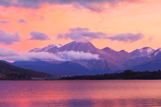 Coucher de soleil sur le lac de Campotosto