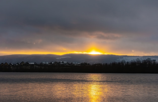 Coucher de soleil sur le lac dans les montagnes des Sudètes en hiver