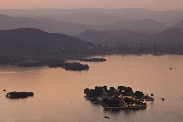 Coucher de soleil sur le lac dans la ville d'Udaipur Rajasthan Inde