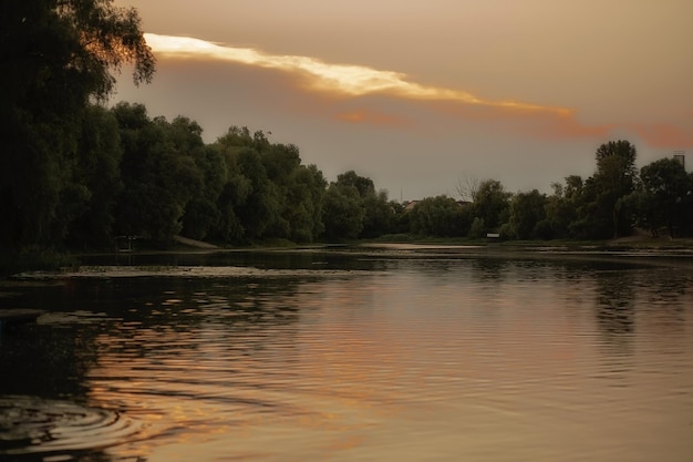 Coucher de soleil sur le lac du village en été