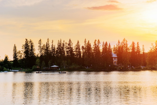 Coucher de soleil sur le lac. Lac de montagne majestueux dans le parc national des Hautes Tatras. Strbske pleso, Slovaquie