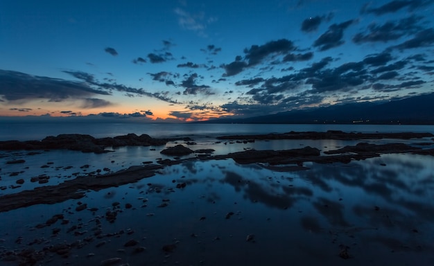 Coucher de soleil sur le lac de montagne Issyk-Kul, Kirghizistan