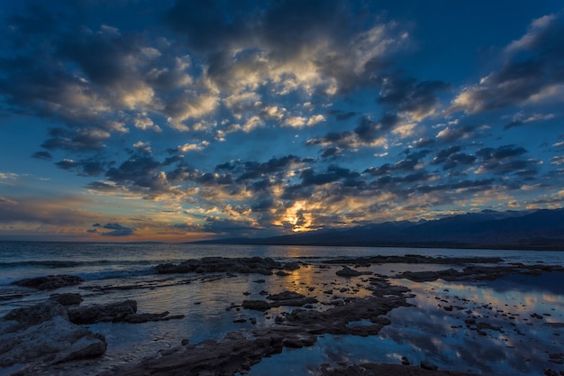 Coucher de soleil sur le lac de montagne Issyk-Kul, Kirghizistan