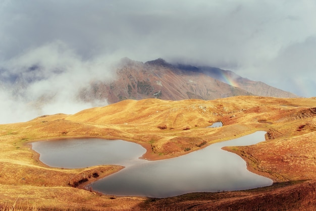 Coucher de soleil sur le lac de montagne Koruldi. Upper Svaneti, Géorgie, Europe