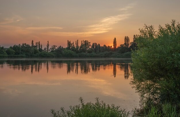 coucher de soleil sur le lac, la nature et le lever du soleil.