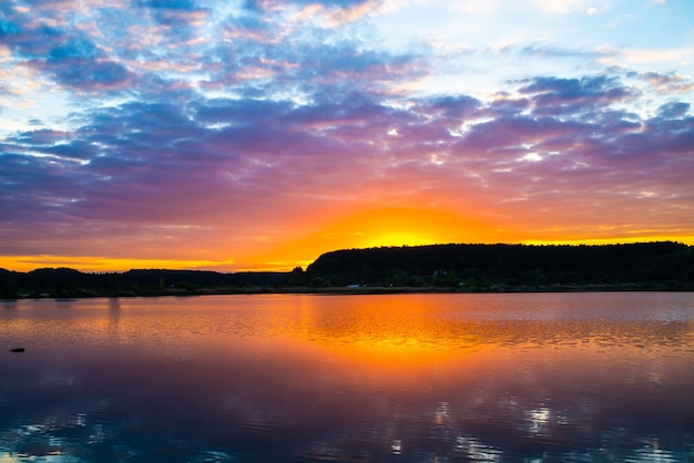 Coucher de soleil sur le lac pour les loisirs et la pêche