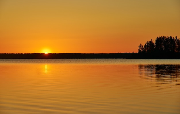 Coucher de soleil sur le lac sauvage Haikola. Voyage en Russie. République de Carélie