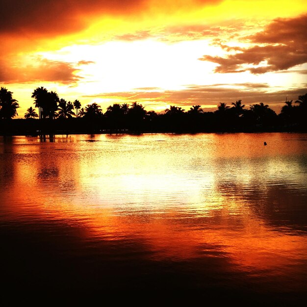 Photo le coucher de soleil sur le lac