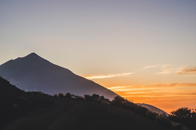 Coucher de soleil ou lever de soleil beau moment de paysage à la montagne